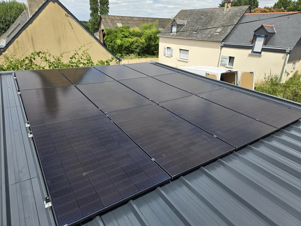 Panneaux photovoltaïques noirs installés sur une toiture en bac acier