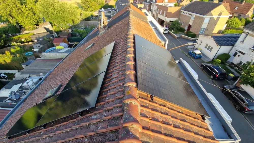 Panneaux photovoltaïques posés sur les deux versants d'un toit en tuiles