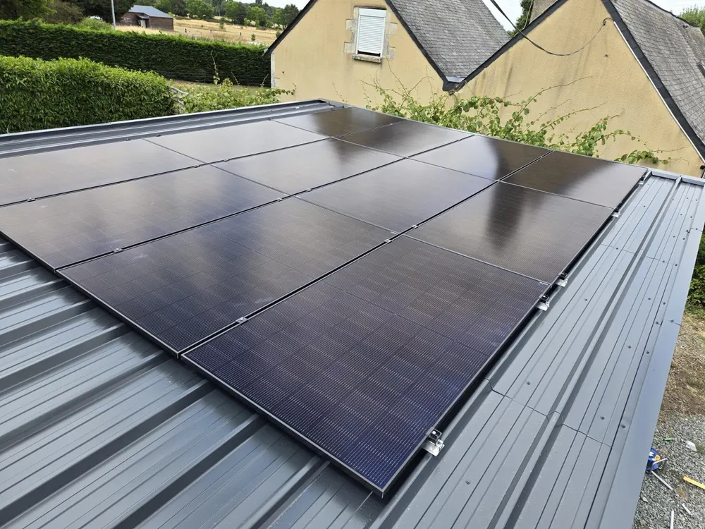 Champ de panneaux photovoltaïques sur une toiture métallique