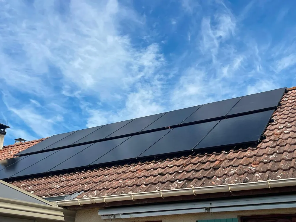 Installation de panneaux solaires sur une toiture en tuiles