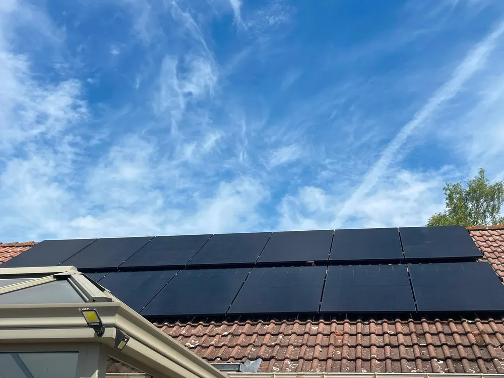 Panneaux solaires sur toiture en tuiles, vue depuis le sol