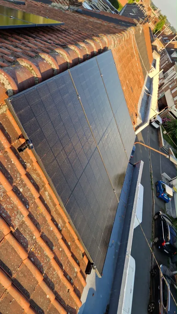 Panneaux photovoltaïques sur une toiture en tuiles en pente